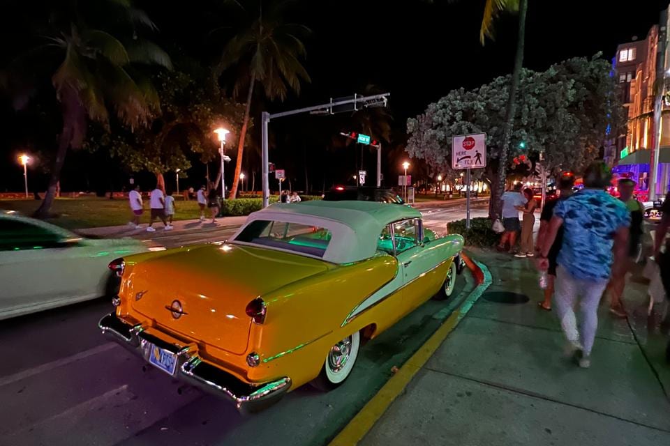 Carro antigo estacionado na Ocean Drive à noite