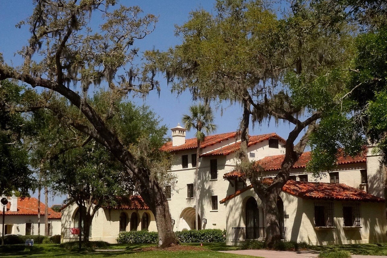 Prédios de estilo mediterrâneo do Rollins College sob carvalhos