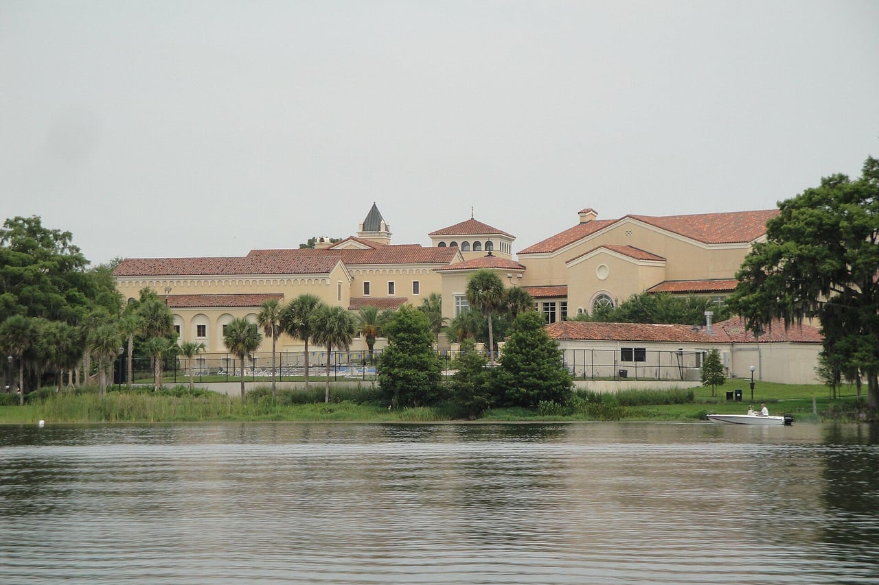 Prédios do Rollins College com telhado vermelho vistos do Lago Virginia